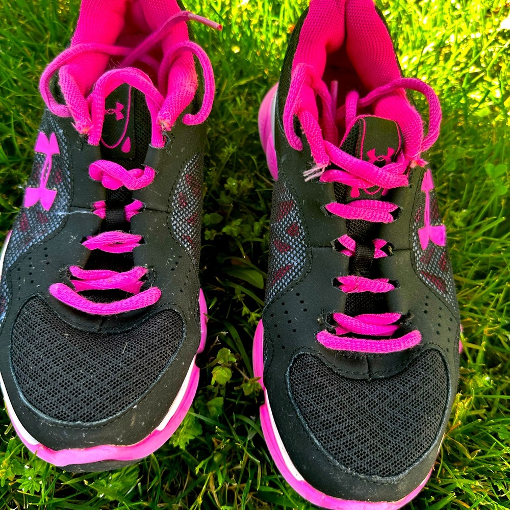 UNDER ARMOUR Athletic kids shoes size 1Y